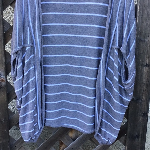 Bench gray with white stripe full length shrug oversized - Picture 3 of 9